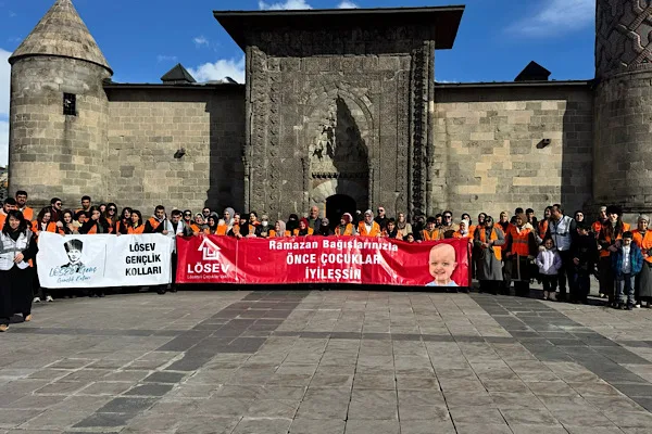 Eğitim seminerlerinde konuşan L&Ouml;SEV gen&ccedil;leri, kanserle m&uuml;cadelenin yalnızca tedavi s&uuml;reciyle