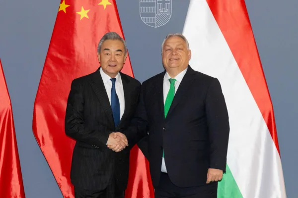 Macaristan Başbakanı Viktor Orban, d&uuml;n başkent Budapeşte&rsquo;te &Ccedil;in Dışişleri Bakanı