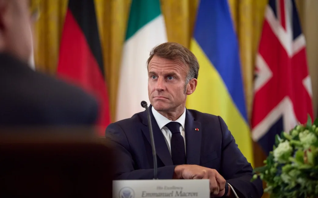 Macron, bu konfig&uuml;rasyonla Ariane 6&rsquo;nın Avrupa&rsquo;nın en g&uuml;&ccedil;l&uuml; taşıyıcı roketi