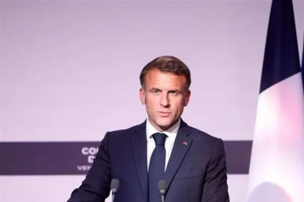 Fransa Cumhurbaşkanı Emmanuel Macron, Paris'te d&uuml;zenlenen şarap fuarı Wine Paris