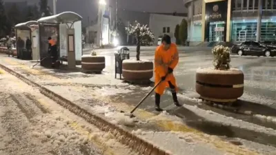 Malatya B&uuml;y&uuml;kşehir Belediyesi ekipleri, il genelinde etkili olan kar yağışına