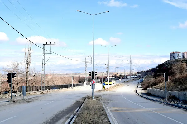 Malatya B&uuml;y&uuml;kşehir Belediyesi Ulaşım Hizmetleri Dairesi Başkanlığı ekipleri; yeni yol