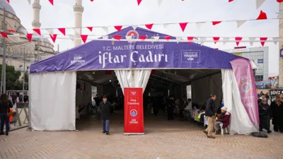 Maltepe Belediyesi tarafından hazırlanan program &ccedil;er&ccedil;evesinde, Cumhuriyet Meydanı&rsquo;nda kurulan iftar