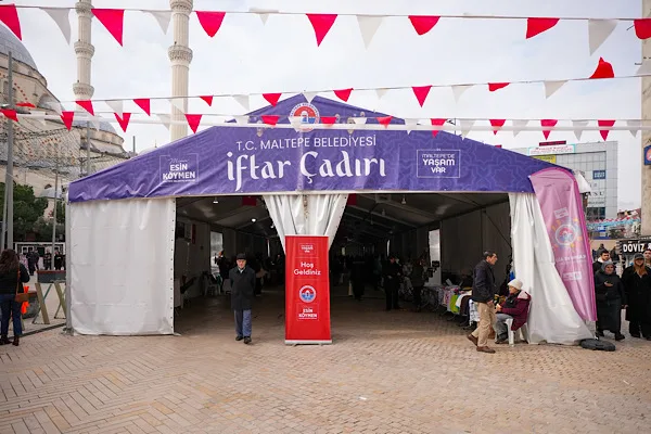 Maltepe Belediyesi tarafından hazırlanan program &ccedil;er&ccedil;evesinde, Cumhuriyet Meydanı&rsquo;nda kurulan iftar