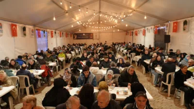 Maltepe Belediye Başkan&nbsp;Yardımcısı Nimet Karabulut da iftar programına katılarak vatandaşlarla