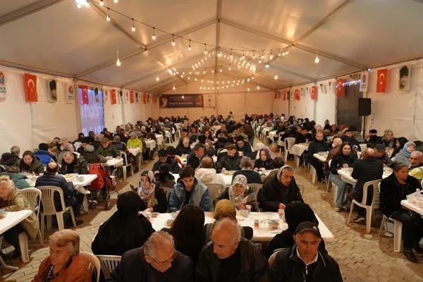 Maltepe Belediye Başkan&nbsp;Yardımcısı Nimet Karabulut da iftar programına katılarak vatandaşlarla