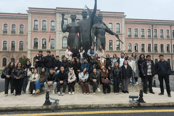 &Uuml;niversite tanıtım gezileri kapsamında d&uuml;zenlenen programda Maltepe Belediyesi Cumhuriyet Eğitim
