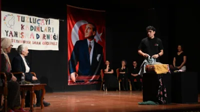 Musiki Muallim Mektebi &ndash; Muhsin Ertuğrul Sahnesi&rsquo;nde ger&ccedil;ekleştirilen g&ouml;sterime katılanlar,