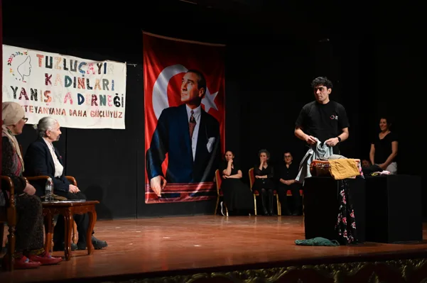 Musiki Muallim Mektebi &ndash; Muhsin Ertuğrul Sahnesi&rsquo;nde ger&ccedil;ekleştirilen g&ouml;sterime katılanlar,