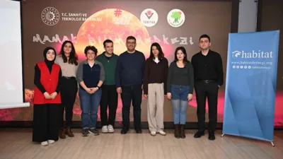 Mamak Belediyesi tarafından d&uuml;zenlenen etkinlikte konuşmacı Şerif Esin, &ouml;ğrencilerle bir