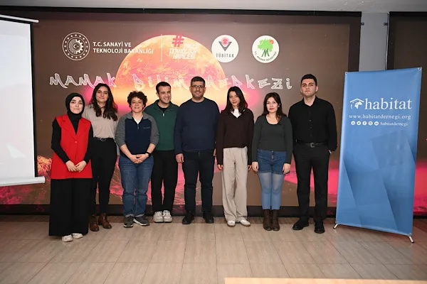 Mamak Belediyesi tarafından d&uuml;zenlenen etkinlikte konuşmacı Şerif Esin, &ouml;ğrencilerle bir