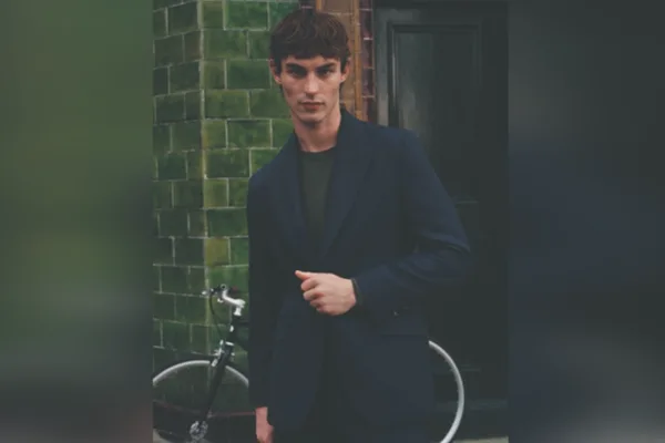 Mango'nun erkek koleksiyonu, premium kategorisindeki konumunu g&uuml;&ccedil;lendirmek i&ccedil;in Londra'nın prestijli
