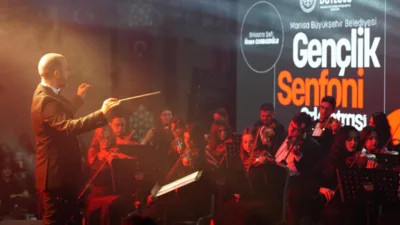 Manisa B&uuml;y&uuml;kşehir Belediyesi Gen&ccedil;lik Senfoni Orkestrası (MAGSO), şef İhsan Canbazoğlu