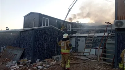 Yaklaşık 240 iş&ccedil;inin konakladığı alandaki yangın, Manisa B&uuml;y&uuml;kşehir Belediyesi ve