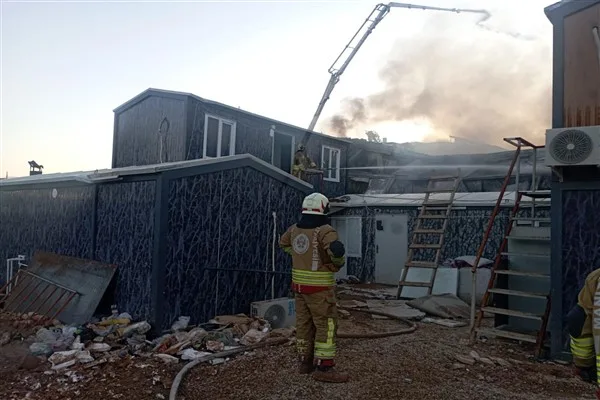Yaklaşık 240 iş&ccedil;inin konakladığı alandaki yangın, Manisa B&uuml;y&uuml;kşehir Belediyesi ve