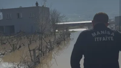 Manisa B&uuml;y&uuml;kşehir Belediyesi, Gediz Nehri&rsquo;nin taşması sonucu evlerinde mahsur kalan