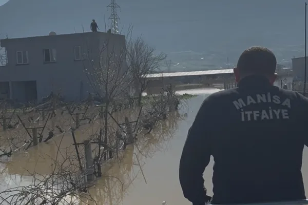 Manisa B&uuml;y&uuml;kşehir Belediyesi, Gediz Nehri&rsquo;nin taşması sonucu evlerinde mahsur kalan