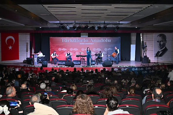 Manisa'da d&uuml;zenlenen &ldquo;T&uuml;rk&uuml;lerle Anadolu&rdquo; konserler dizisi başladı. Serinin ilk konseri,