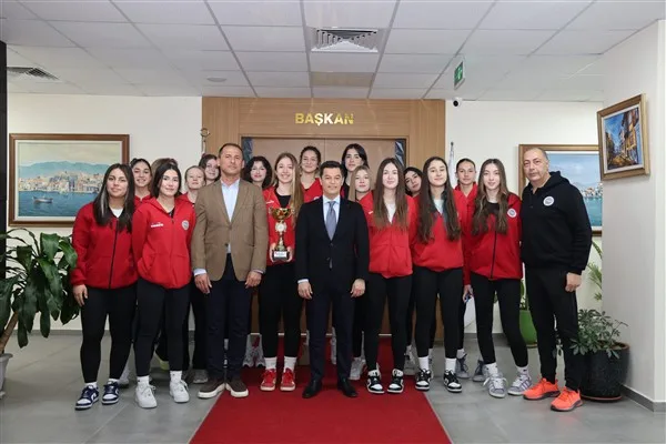 T&uuml;rkiye Kadınlar Voleybol 2. Ligi&rsquo;nde de m&uuml;cadele eden Marmaris ekibi,