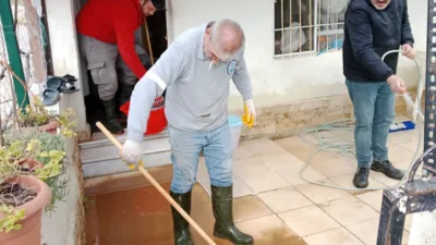 Menderes Belediyesi, aşırı yağışlar nedeniyle evini su basan vatandaşlara temizlik