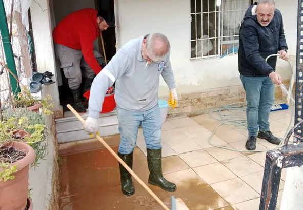 Menderes Belediyesi, aşırı yağışlar nedeniyle evini su basan vatandaşlara temizlik