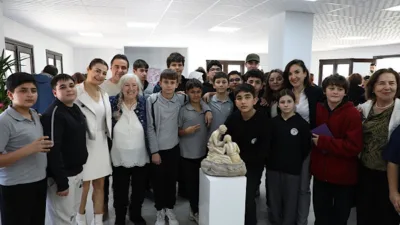 Menderes Belediyesi b&uuml;nyesindeki &Ouml;zdere Atat&uuml;rk K&uuml;lt&uuml;r Merkezi&rsquo;nde sanat&ccedil;ı Z&uuml;beyde Ergin&rsquo;in