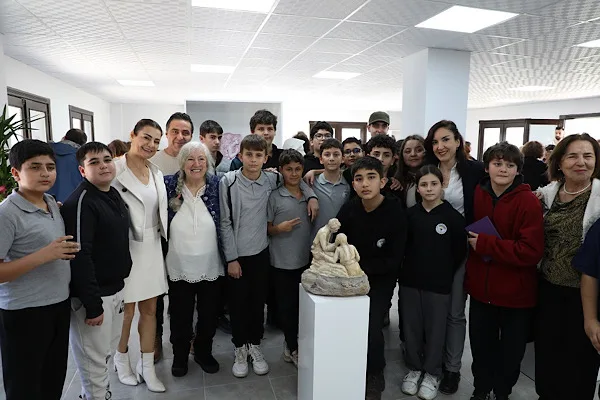 Menderes Belediyesi b&uuml;nyesindeki &Ouml;zdere Atat&uuml;rk K&uuml;lt&uuml;r Merkezi&rsquo;nde sanat&ccedil;ı Z&uuml;beyde Ergin&rsquo;in