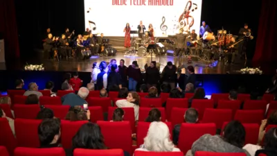 Akşamda, B&uuml;y&uuml;kşehir&rsquo;e mensup T&uuml;rk Halk Oyunları Topluluğu&rsquo;ndan dans&ccedil;ılar da sahne