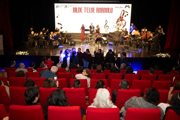 Akşamda, B&uuml;y&uuml;kşehir&rsquo;e mensup T&uuml;rk Halk Oyunları Topluluğu&rsquo;ndan dans&ccedil;ılar da sahne