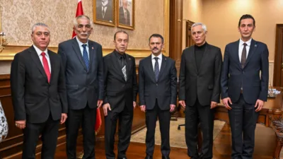 Milliyet&ccedil;i Hareket Partisi (MHP) Kocaeli İl Başkanı Kamil Akın, beraberindeki