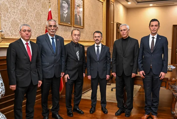 Milliyet&ccedil;i Hareket Partisi (MHP) Kocaeli İl Başkanı Kamil Akın, beraberindeki