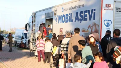 Her akşam farklı mahallelerde kurulan Mobil Aşevi, Kepez Baraj Mahallesi&rsquo;nde