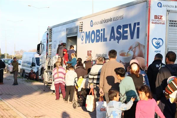 Her akşam farklı mahallelerde kurulan Mobil Aşevi, Kepez Baraj Mahallesi&rsquo;nde