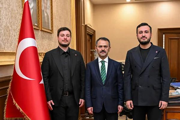 MTTB Kocaeli Şubesi&rsquo;nin yeni Başkanı&nbsp;&nbsp;Ayvazoğlu, eski Başkan&nbsp;G&ouml;kay Uzun&nbsp;ile birlikte ValiAktaş&rsquo;ı