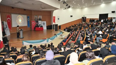 Batman &Uuml;niversitesi Merkez Kamp&uuml;s&uuml; Konferans Salonu&rsquo;nda d&uuml;zenlenen &ouml;d&uuml;l t&ouml;renine; Vali