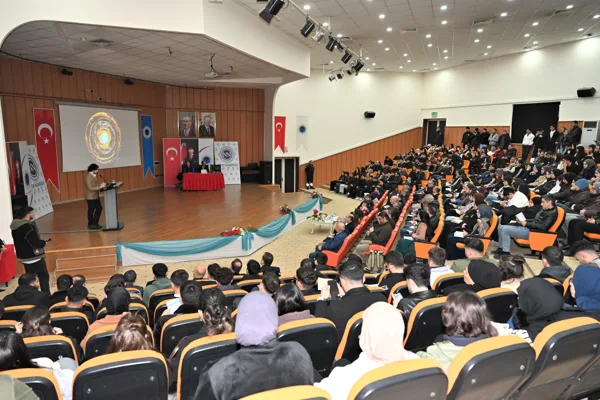 Batman &Uuml;niversitesi Merkez Kamp&uuml;s&uuml; Konferans Salonu&rsquo;nda d&uuml;zenlenen &ouml;d&uuml;l t&ouml;renine; Vali