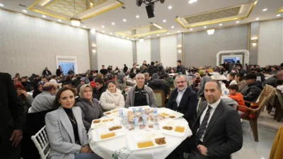 &ldquo;G&ouml;n&uuml;l Sofraları&rdquo; adı verilen iftar etkinliği kapsamında vatandaşlar, dualarla oru&ccedil;larını