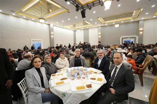 &ldquo;G&ouml;n&uuml;l Sofraları&rdquo; adı verilen iftar etkinliği kapsamında vatandaşlar, dualarla oru&ccedil;larını