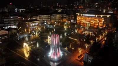 Meydanda kurulan &ldquo;Ramazan Sokağı&rdquo; ve hilal, yıldız ile kandil motiflerinden