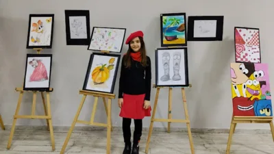 Lider Koleji b&uuml;nyesinde eğitim g&ouml;ren Nil Karag&ouml;l, sanat yolculuğundaki ilk