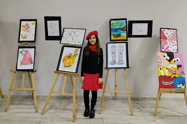 Lider Koleji b&uuml;nyesinde eğitim g&ouml;ren Nil Karag&ouml;l, sanat yolculuğundaki ilk