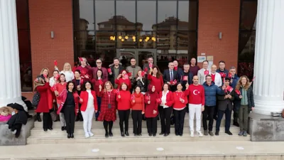 Nil&uuml;fer Sadettin T&uuml;rk&uuml;n Ortaokulu y&ouml;netimi ve &ouml;ğretmenleri, T&uuml;rkiye Y&uuml;zyılı Maarif
