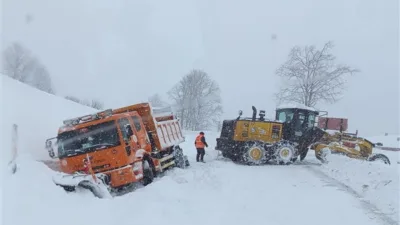 Belediye ekipleri, son 24 saat i&ccedil;erisinde 472 mahallenin yolunu ulaşıma