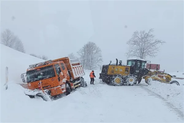 Belediye ekipleri, son 24 saat i&ccedil;erisinde 472 mahallenin yolunu ulaşıma