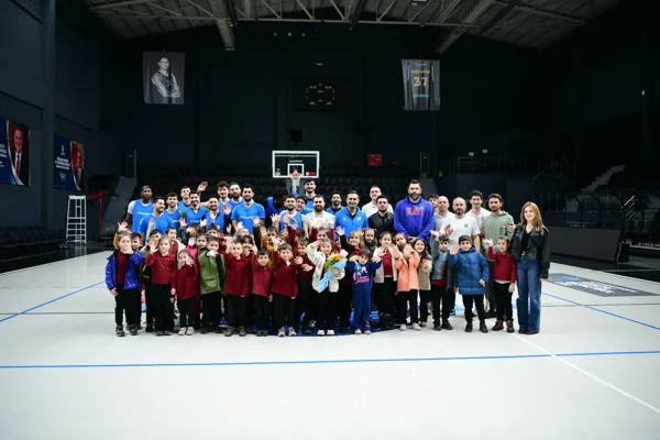 Akse İlkokulu&rsquo;nda eğitim g&ouml;ren birinci sınıf &ouml;ğrencileri, &Ccedil;ayırova Belediyesi Basketbol