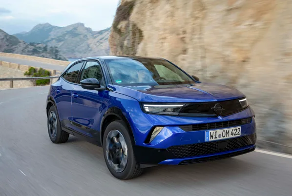 Opel, &uuml;r&uuml;n gamındaki motor se&ccedil;eneklerini &ccedil;eşitlendirerek; B-hatchback segmentinin pop&uuml;ler modeli
