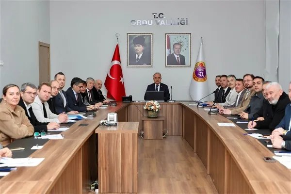 Valilik toplantı salonunda, Muammer Erol başkanlığında ger&ccedil;ekleştirilen Tekstil Sekt&ouml;r&uuml; Değerlendirme