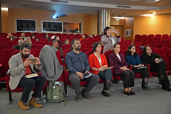 Antalya B&uuml;y&uuml;kşehir Belediyesi hizmet binasında d&uuml;zenlenen toplantıya; Başkan Danışmanı Lokman