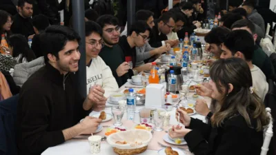 Osmaniye Belediyesi tarafından d&uuml;zenlenen buluşma, İstanbul Cankurtaran &Ouml;ğretmenevi&rsquo;nde &ldquo;Aynı İftarda