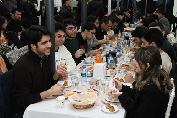 Osmaniye Belediyesi tarafından d&uuml;zenlenen buluşma, İstanbul Cankurtaran &Ouml;ğretmenevi&rsquo;nde &ldquo;Aynı İftarda
